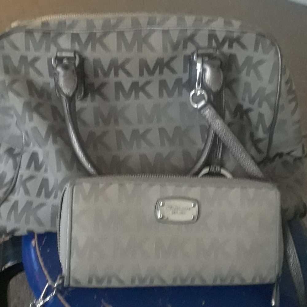 Micheal kors grey purse and wallet